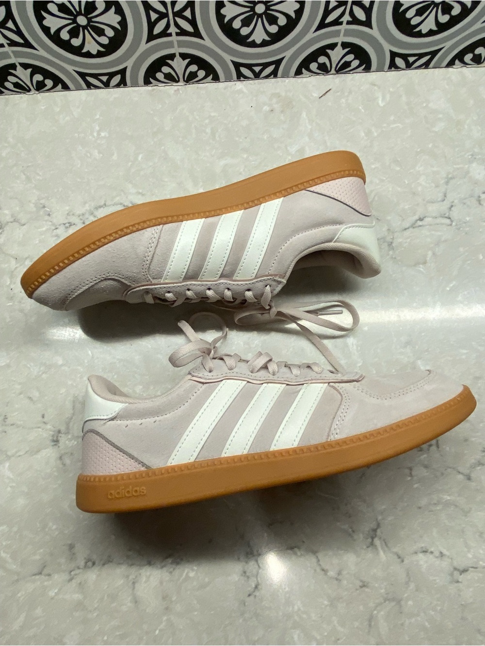 Adidas Women's Breaknet Sleek Sneaker Size: 9 Mauve / White / Gum NEW